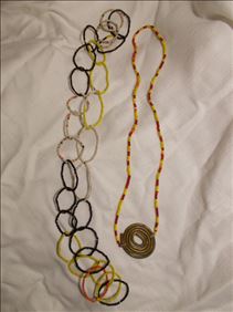 Abbildung: 2 Glasperlen-Ketten aus dem südlichen Afrika