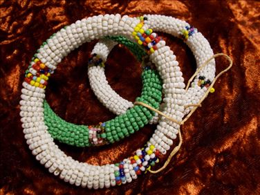 Abbildung: 3 Glasperlen-Armbänder aus dem südlichen Afrika