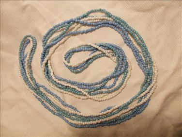 Abbildung: 3 Glasperlenketten je etwa 85 cm lang