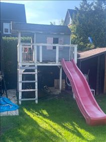 Abbildung: Spielhaus mit Rutsche