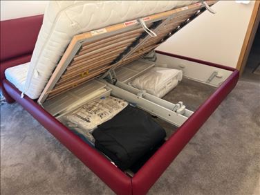 Abbildung: hochwertiges Polsterbett aus echtem Leder 