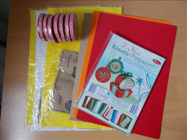 Abbildung: Konvolut von Bastelmaterialien, meist OVP oder kaum benutzt