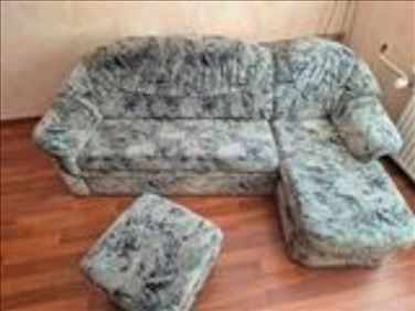 Abbildung: Sofa mit Schlaffunktion und Hocker