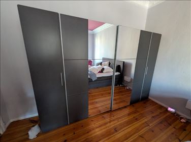 Abbildung: Keiderschrank grau