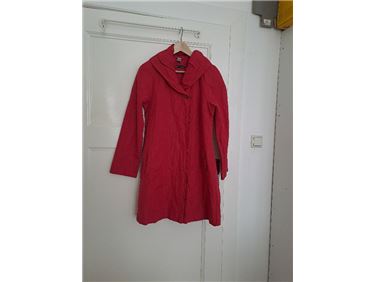 Abbildung: Kurzmantel von P+C (rot, Gr. 36)