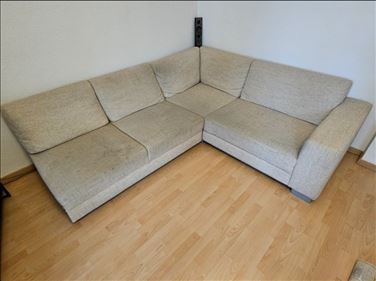 Abbildung: 3-Teilige Couch mit Schlaffunktion