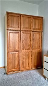 Abbildung: Kleiderschrank mit Schiebetüren