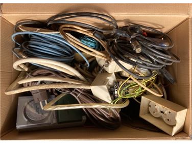 Abbildung: Kabel, Steckdose etc.