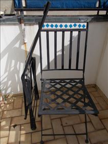 Abbildung: 2 hübsche Metall-Klappstühle für Balkon oder Garten