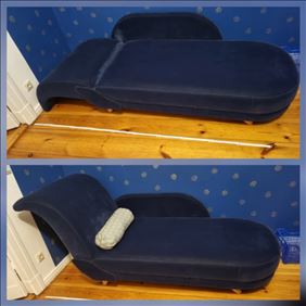 Abbildung: Recamiere / Chaiselongue in blauem Samt