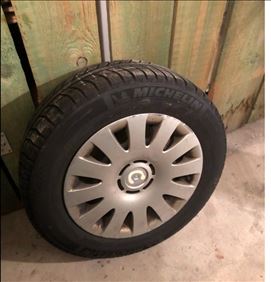 Abbildung: 4 Winterreifen mit Felgen