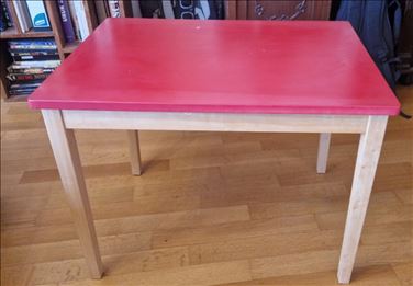 Abbildung: Tisch und Stuhl für Kinder