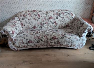 Abbildung: Sofa mit Blumenmuster im Landhausstil