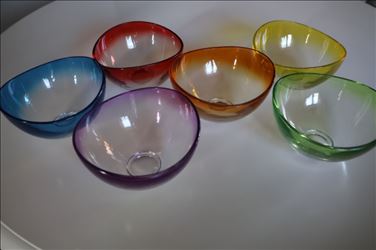 Abbildung: 6 bunte Glasschalen Leonardo Wellenform