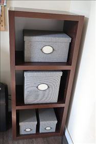 Abbildung: Regal mit 3 kubischen Fächern braun nicht IKEA