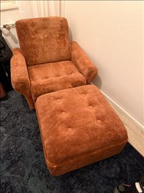 Abbildung: Couch mit Schlaffunktion + 2 Sessel + Hocker zu verschenken