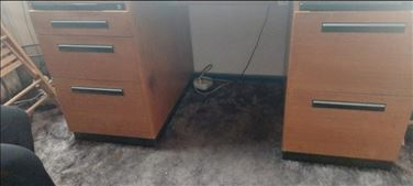 Abbildung: Alter, stabiler Schreibtisch