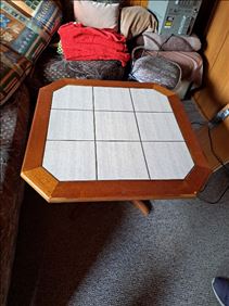 Abbildung: Gefliester Couchtisch