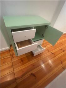 Abbildung: Mintgrünes Schränkchen