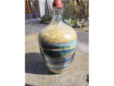 Abbildung: Dekoflasche mit buntem Kies