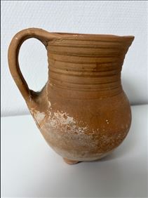 Abbildung: Tonkrug mit Patina