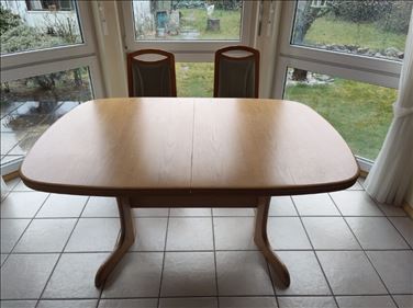 Abbildung: ausziehbarer Tisch mit 9 Stühlen 