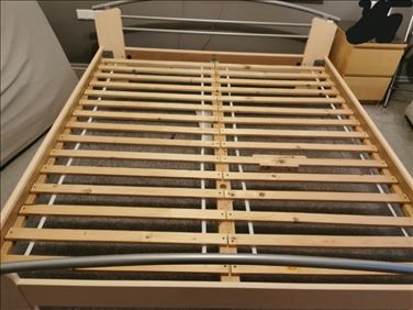 Abbildung: Bett mit 2 Nacht schränke 