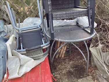 Abbildung: 4 Gartenstühle mit Rohrrahmen