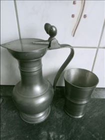Abbildung: Vintage Zinn Amphore (Krug) und Zinn Becher Amphore :H 22 cm
