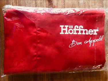 Abbildung: Original verpackte Kochschürze von Möbel Höffner