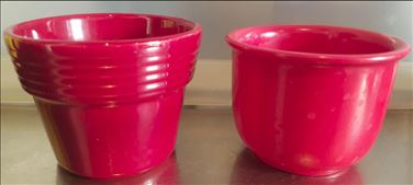 Abbildung: 2 kleine Übertöpfe rot