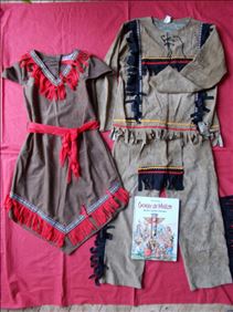 Abbildung: 2 sog. Indianer-Kostüme+Buch mit umfangreichem Repertoire...