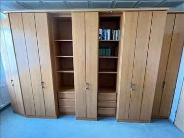 Abbildung: Schrankwand zur Aufbewahrung m. viel Stauraum u. Schreibtisc