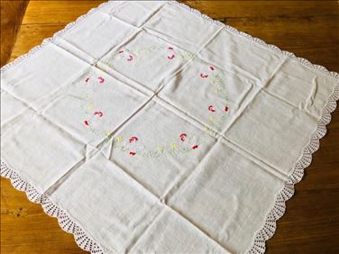 Abbildung: Mitteldecke mit Stickerei