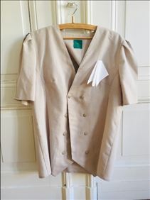 Abbildung: Beiges Sommerkostüm in Größe 42