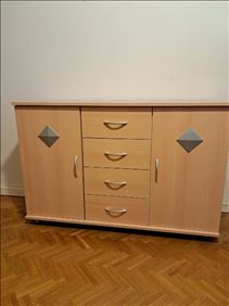 Abbildung: Sidebord mit 2 Türen und im mittleren Teil 4 Schubladen