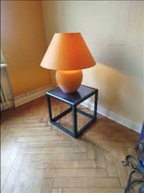 Abbildung: verschenke kleines Tischchen und Lampe