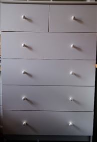 Abbildung: IKEA-Kommode und IKEA-Regal (weiß) 