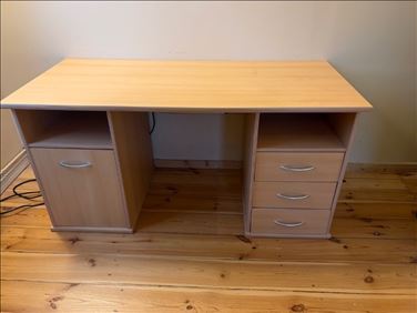 Abbildung: Schreibtisch zum Tausch