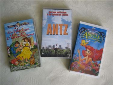 Abbildung: 3 VHS-Filme, 2 noch unbespielt