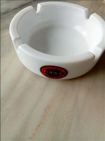 Abbildung: Porzellan - Aschenbecher FAXE , D:11 cm. France