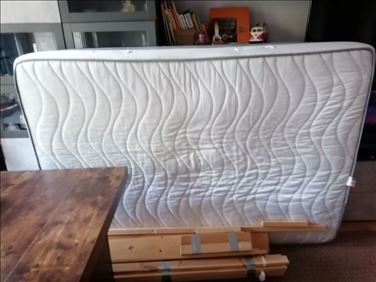 Abbildung: verschenke Matratze mit Bettrahmen 140 x200