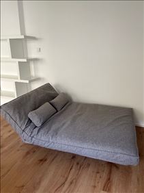 Abbildung: Graues Klappbares Schlafsofa mit Kissen