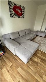 Abbildung: Wohnlandschaft mit Schlaffunktion und Hocker