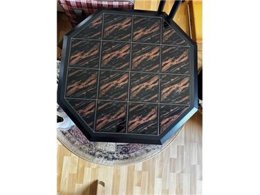 Abbildung: Couchtisch, 8-eckig mit Fliesen 90x45