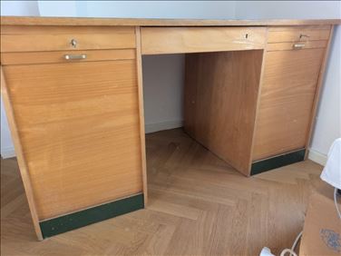 Abbildung: Schreibtisch 