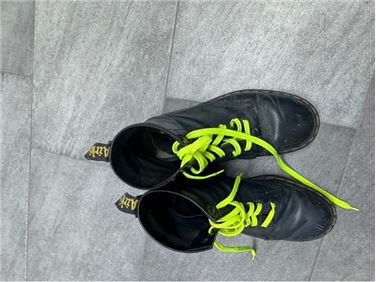 Abbildung: blaue Doc Martens gr 30