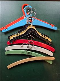 Abbildung: Kleiderbügel für Kinder- / Babykleidung 
