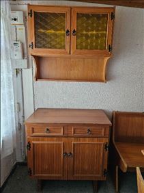 Abbildung: Rustikale Sitzecke und Küchenmöbel