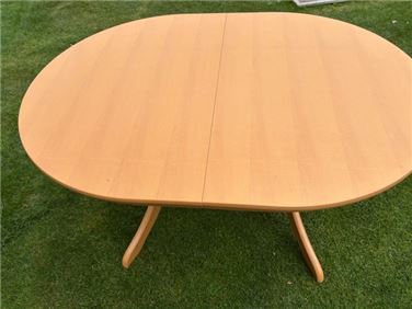 Abbildung: ovaler Esstisch